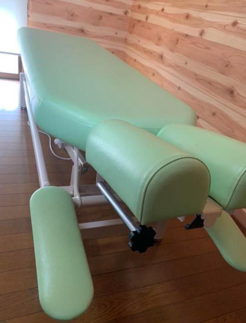 高田 電動昇降施術ベッド