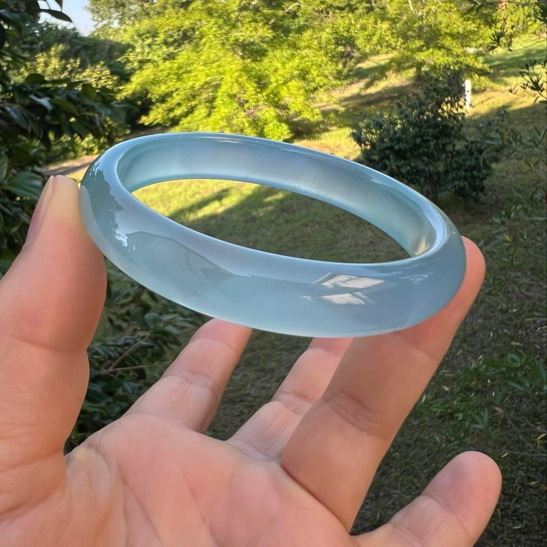 天然ミャンマー産Aランク翡翠スカイブルー模様がきらめくバンクルAB1079