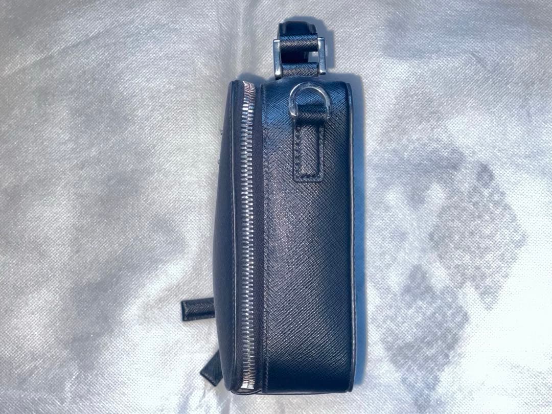 Prada ブラックレザーショルダーバッグ