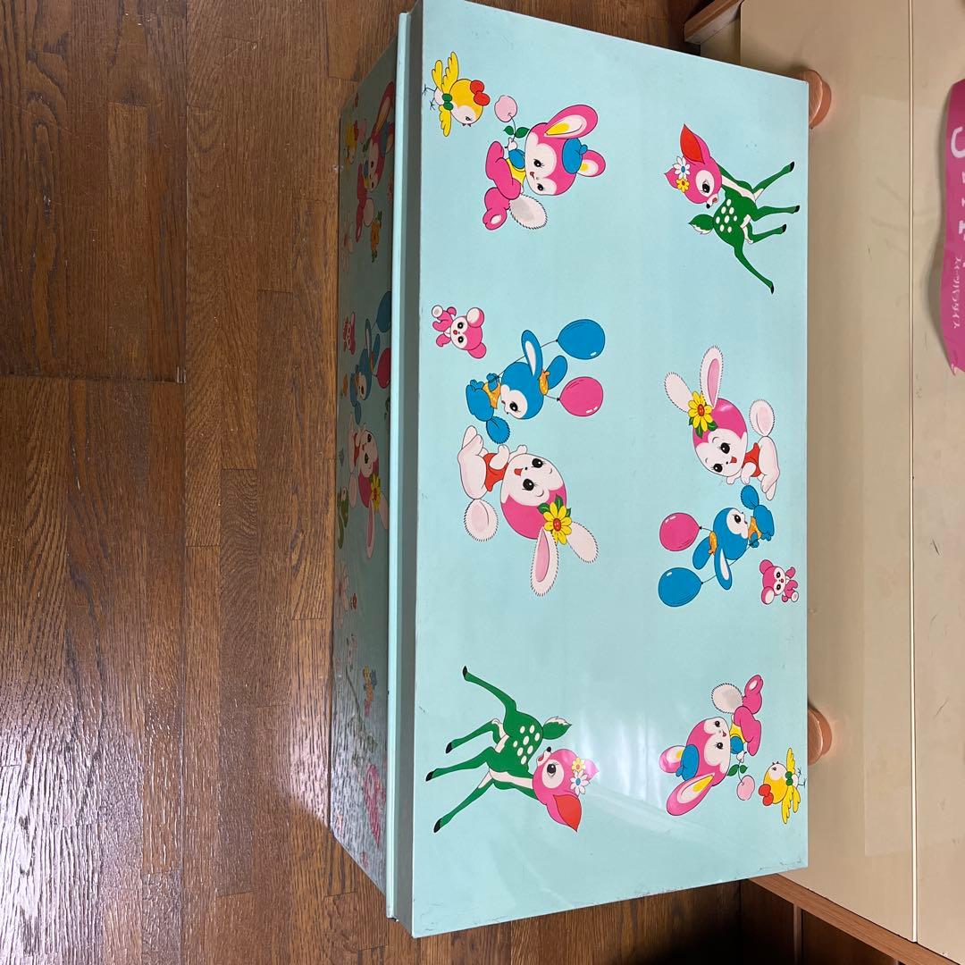 サッチャン様　可愛い絵柄ブリキの衣装箱