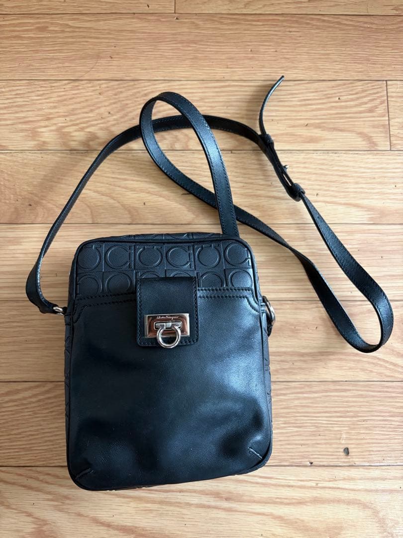 フェラガモ ショルダーバッグ ガンチーニ ブラック