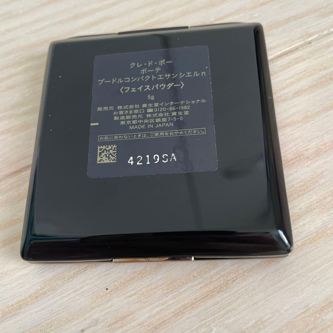 プードルコンパクトエサンシエルｎ　エレガントスリム　パフ2つ付き