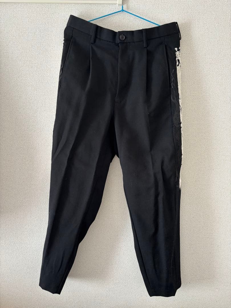 パンツ CHAOS EMBROIDERY WIDE TAPERED TROUSERS