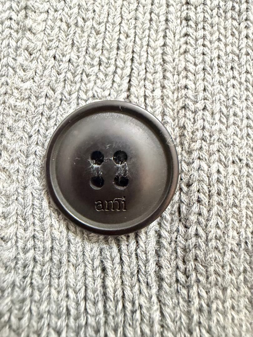 アミパリス　amiparis グレー Vネックカーディガン 赤いハート刺繍