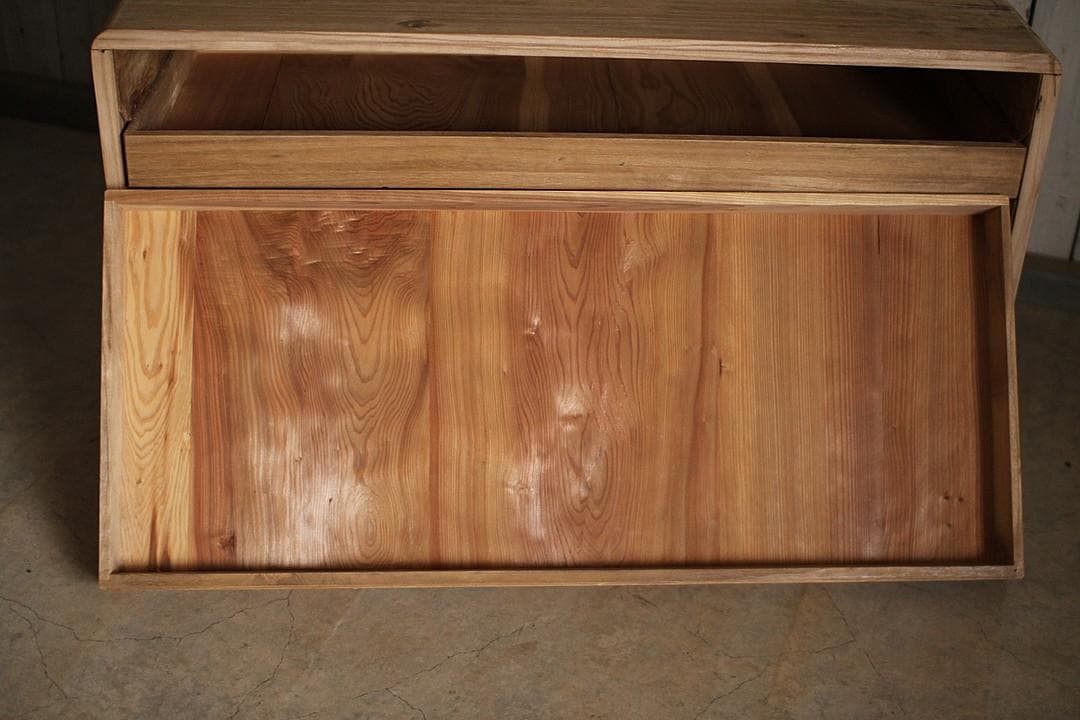 古い木製の引き出し3段　チェスト　桐箪笥