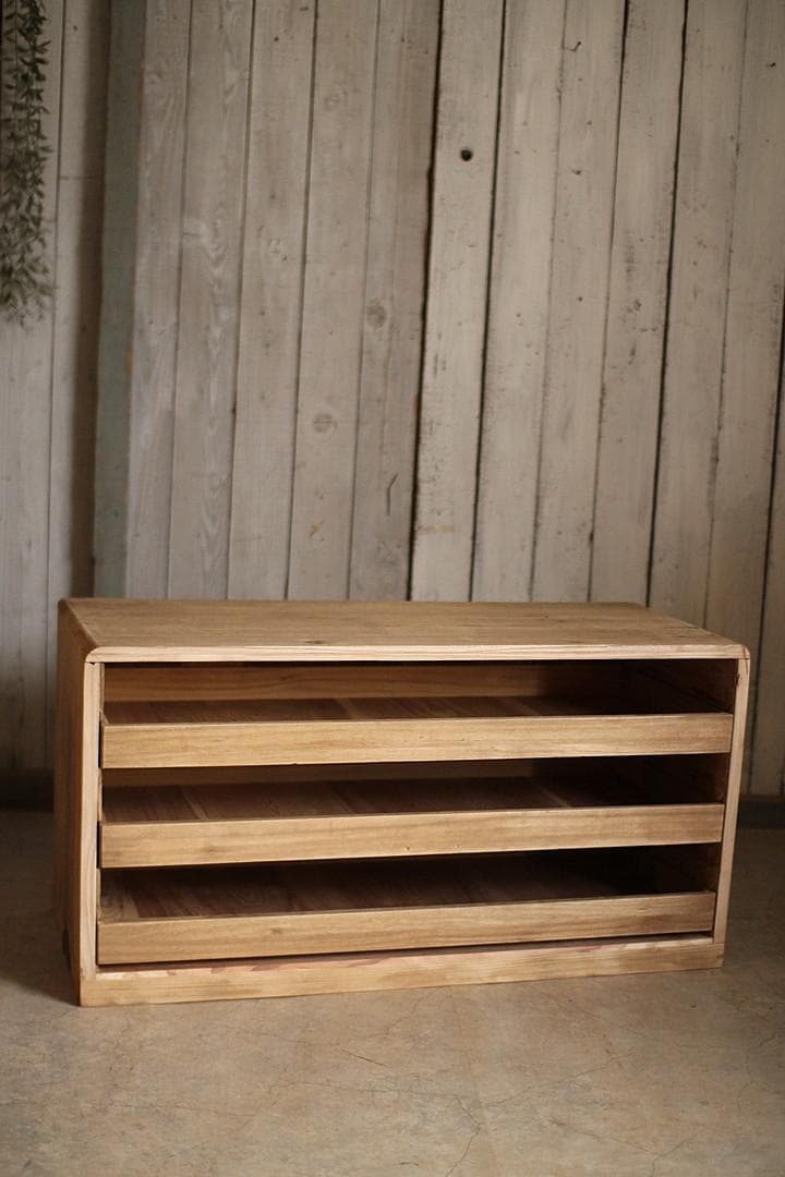 古い木製の引き出し3段　チェスト　桐箪笥