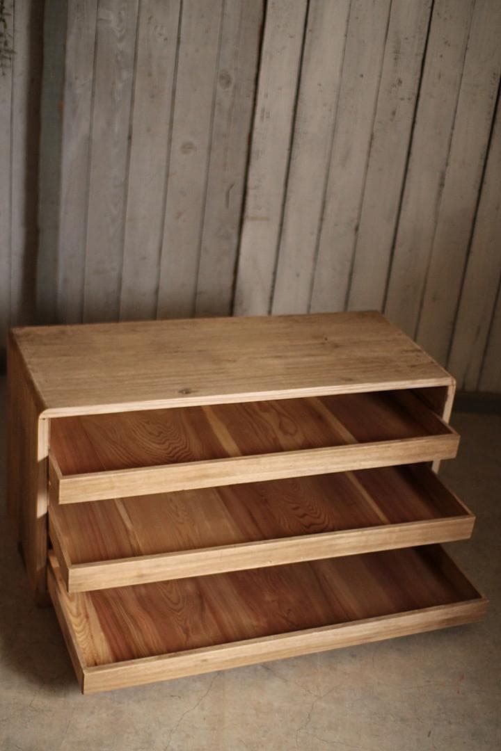 古い木製の引き出し3段　チェスト　桐箪笥