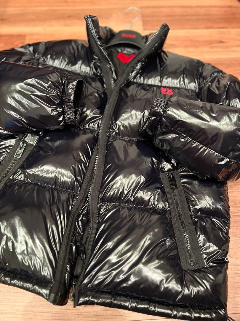 【美品】HUGO 光沢のあるブラックのパファーダウンジャケット　メンズ