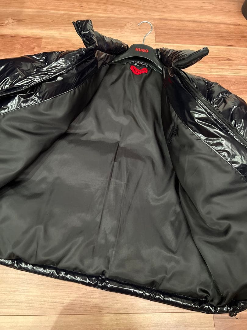 【美品】HUGO 光沢のあるブラックのパファーダウンジャケット　メンズ
