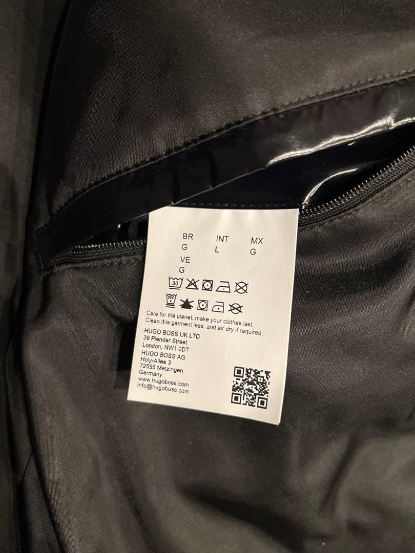 【美品】HUGO 光沢のあるブラックのパファーダウンジャケット　メンズ