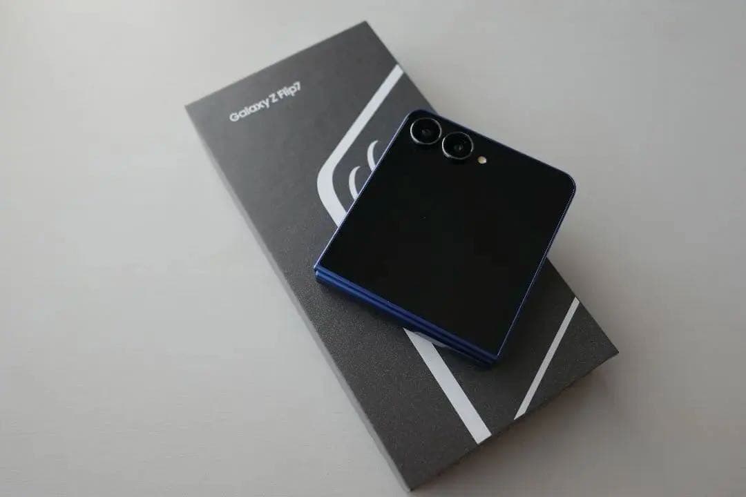 最新Samsung Galaxy ZFlip7 ブルー