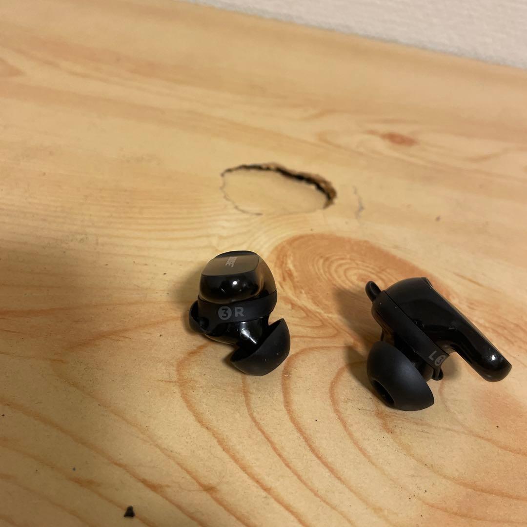 ケースとイヤホン色違い　Bose QuietComfort Earbuds II