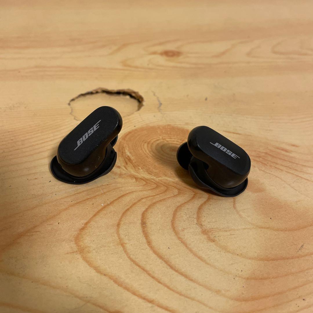 ケースとイヤホン色違い　Bose QuietComfort Earbuds II
