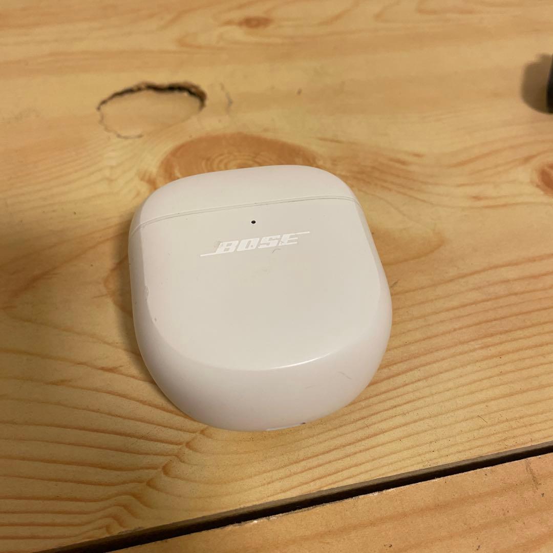 ケースとイヤホン色違い　Bose QuietComfort Earbuds II