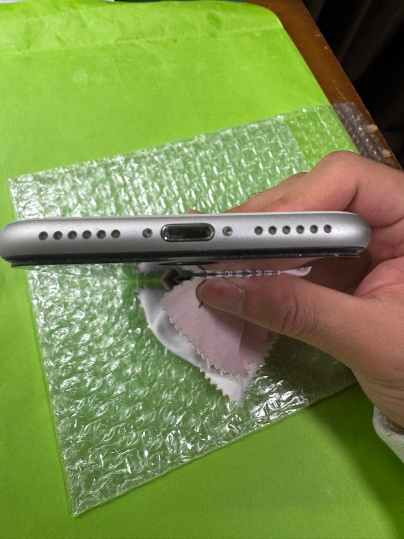 iPhone SE2 128GB ホワイト simフリー 画面キズ有 その他美品