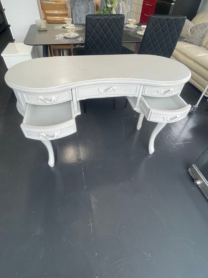 グレーの木製ドレッサー 4引き出し付き