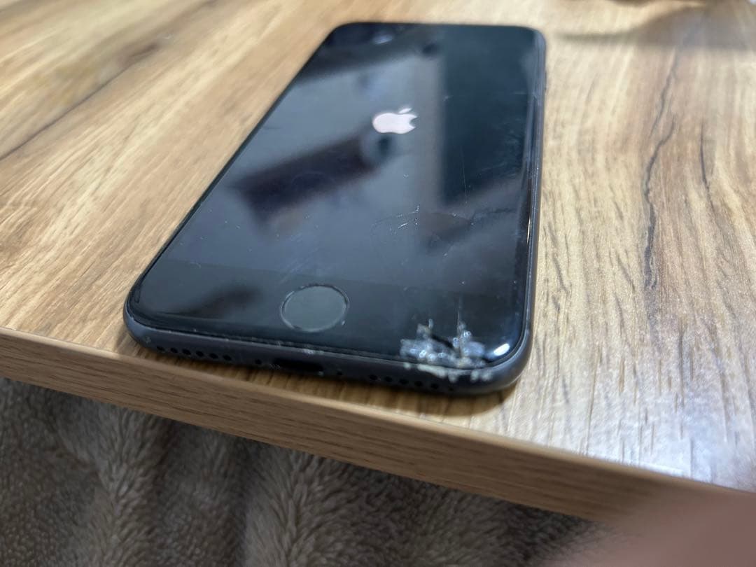 Apple iPhone 8 ブラック 本体ジャンク品画面ひび割れ６４ＧＢ