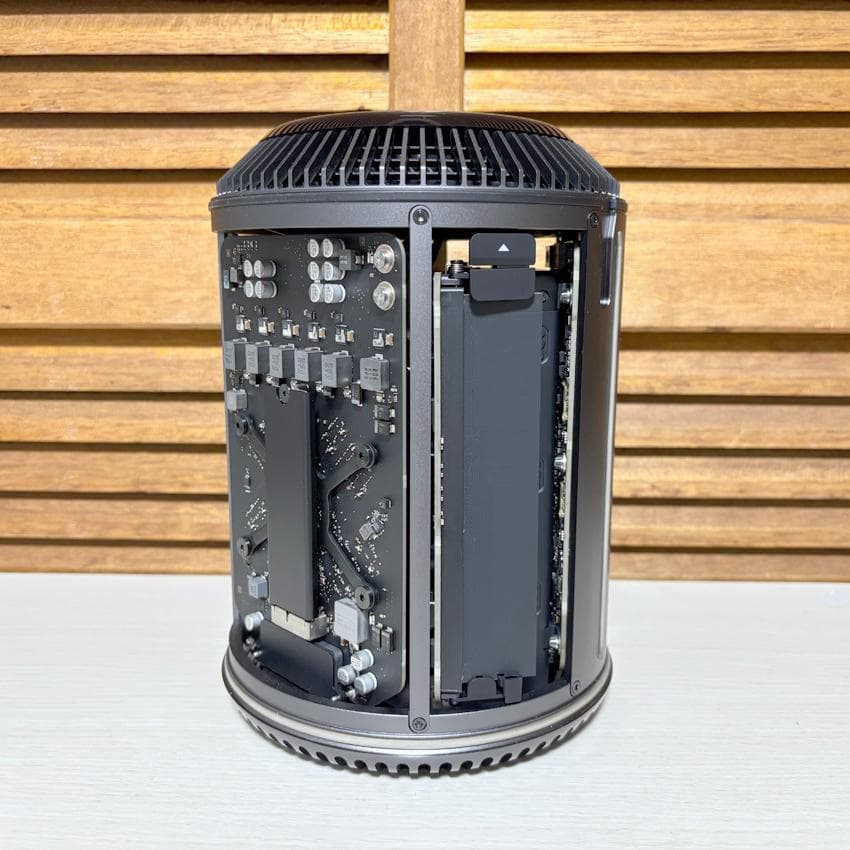 MacPro(Late 2013)　3.7GHz・16GB・256GB　シール跡