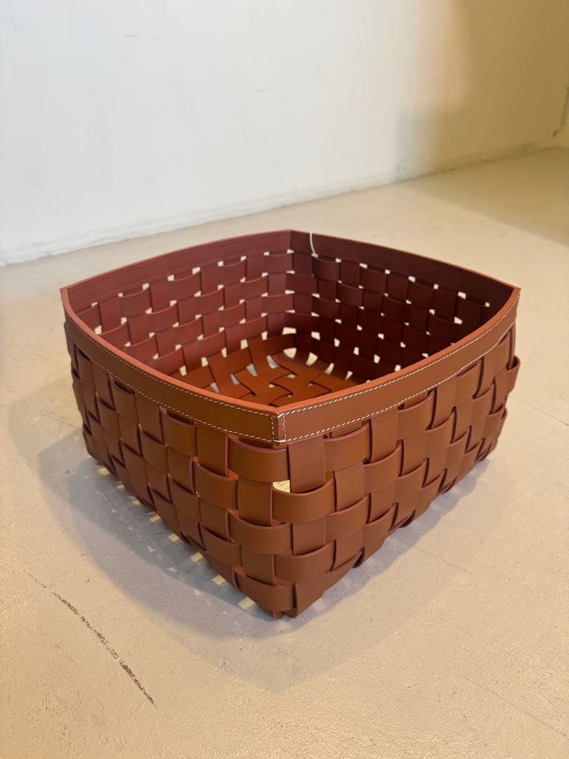 本革ブラウン 編み込みデザイン 収納バスケット　アクタス