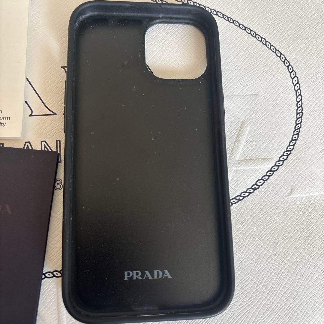 プラダ　iPhone15 ケース　アイフォン15 ブラックレザー　三角プレート