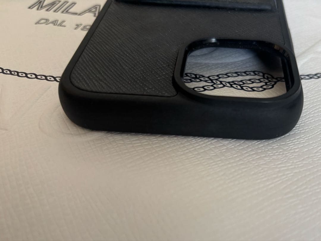 プラダ　iPhone15 ケース　アイフォン15 ブラックレザー　三角プレート