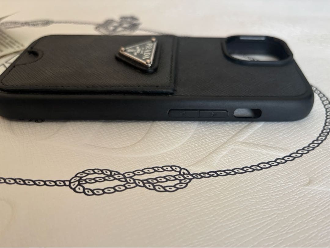 プラダ　iPhone15 ケース　アイフォン15 ブラックレザー　三角プレート