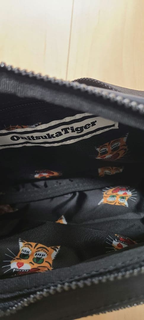 オニツカタイガー　メッセンジャーバック