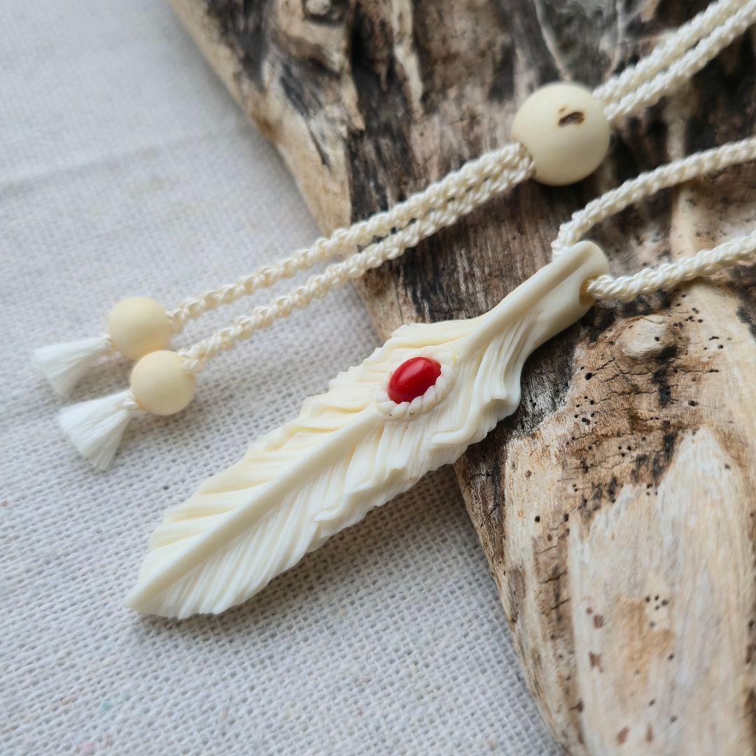 鹿の角 赤珊瑚のフェザーペンダント