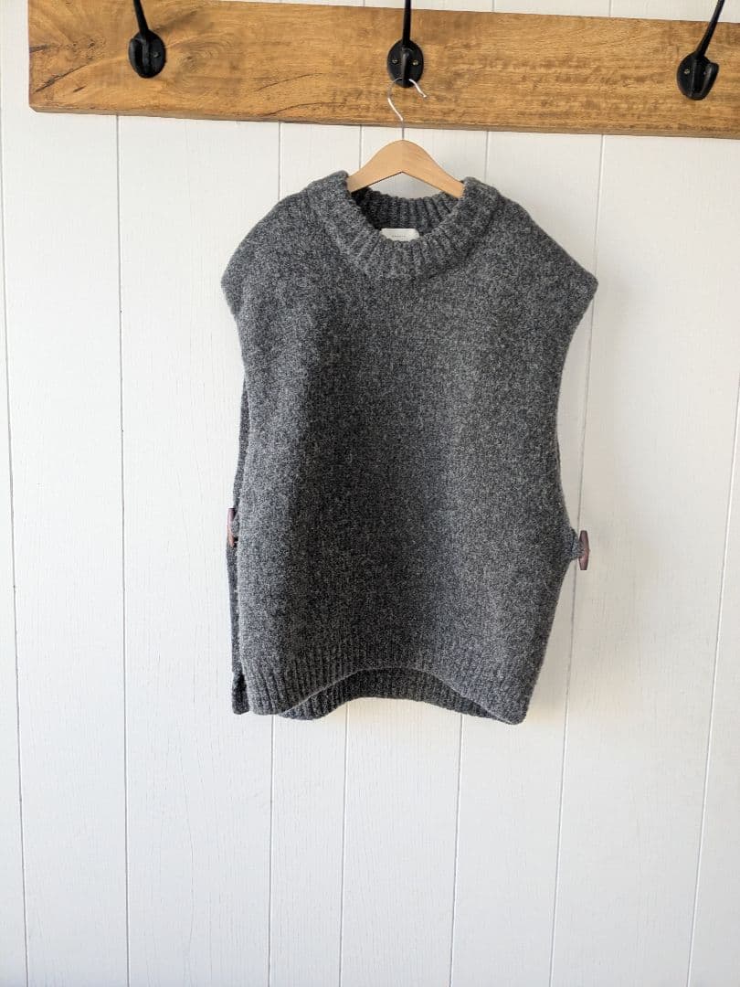 saya かぐれ トグル釦ニットベスト グレー