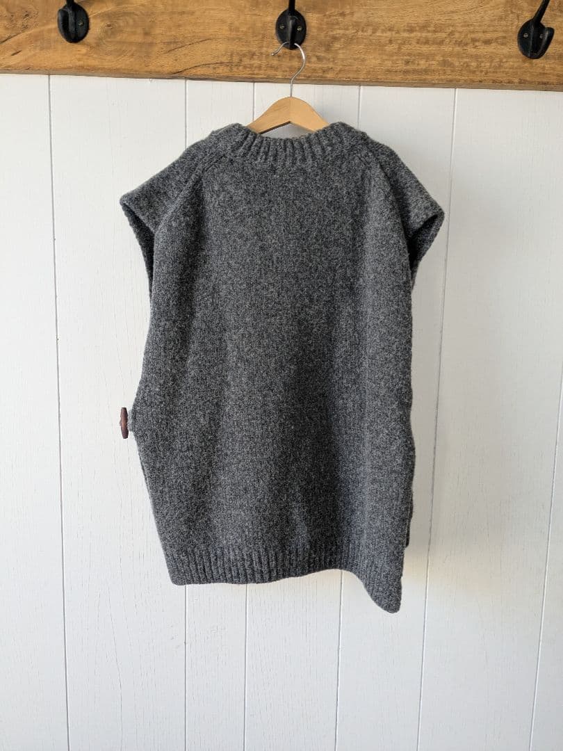 saya かぐれ トグル釦ニットベスト グレー