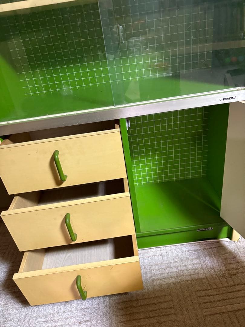 レトロ 緑色 食器棚 ガラス扉付き