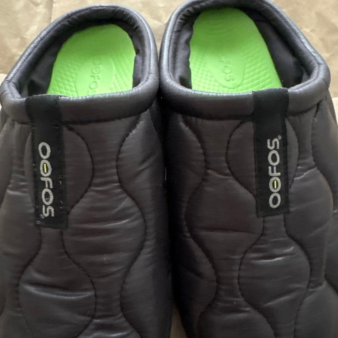 Oofos ブラック サンダル キルティングデザイン