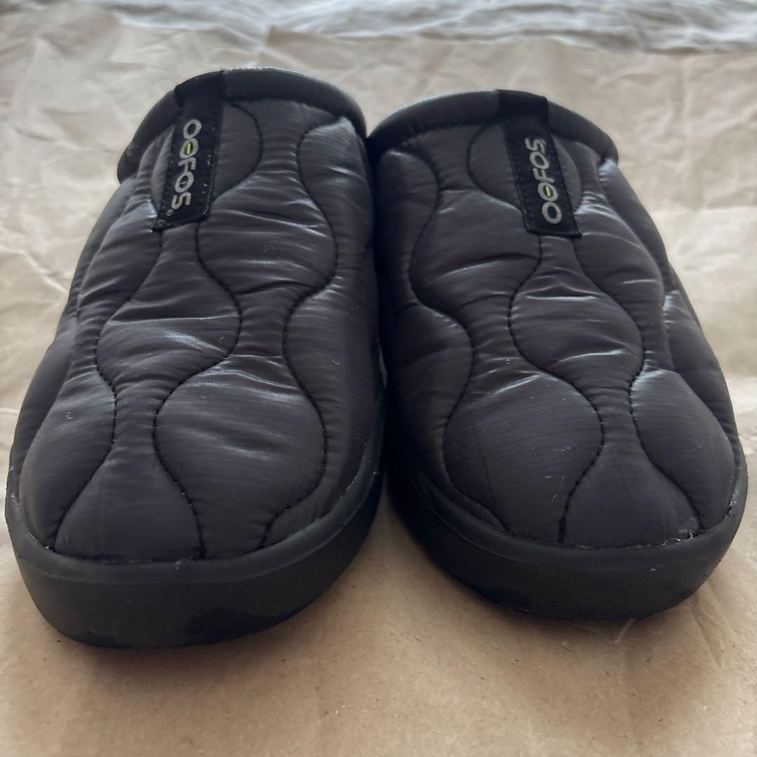 Oofos ブラック サンダル キルティングデザイン