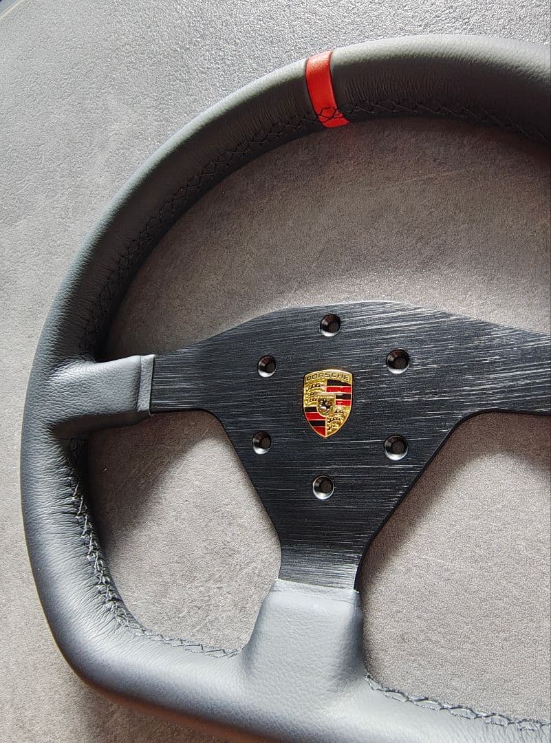 ポルシェクレスト付き ステアリング とスパルコホーンリング