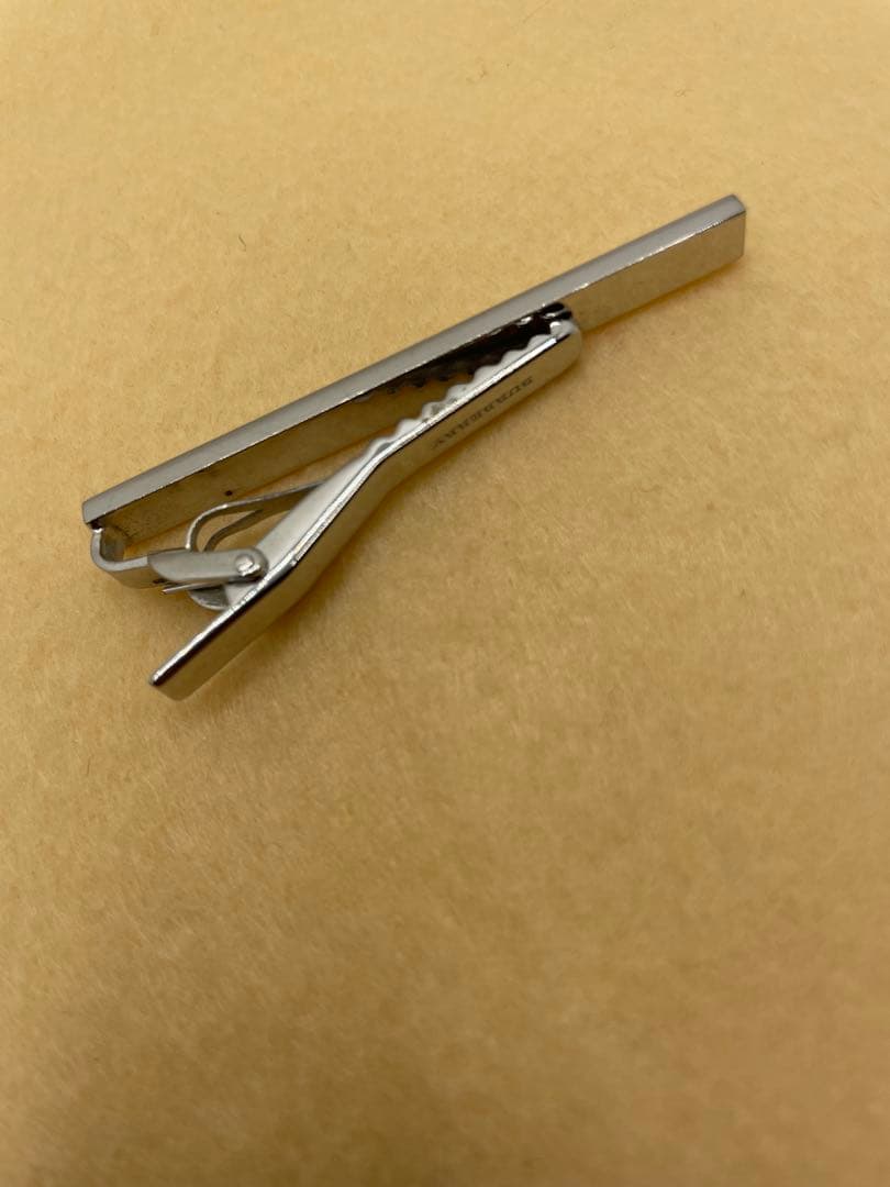 【BURBERRY】ネクタイピン 白×シルバー