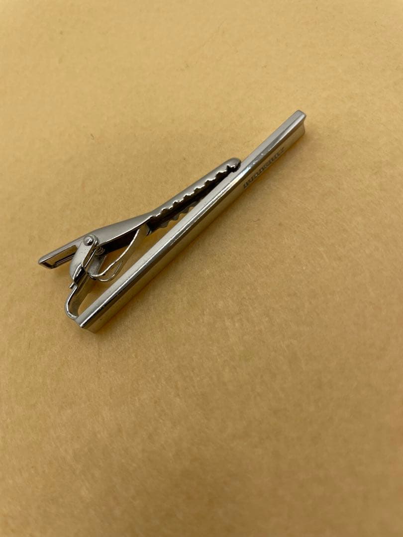 【BURBERRY】ネクタイピン 白×シルバー