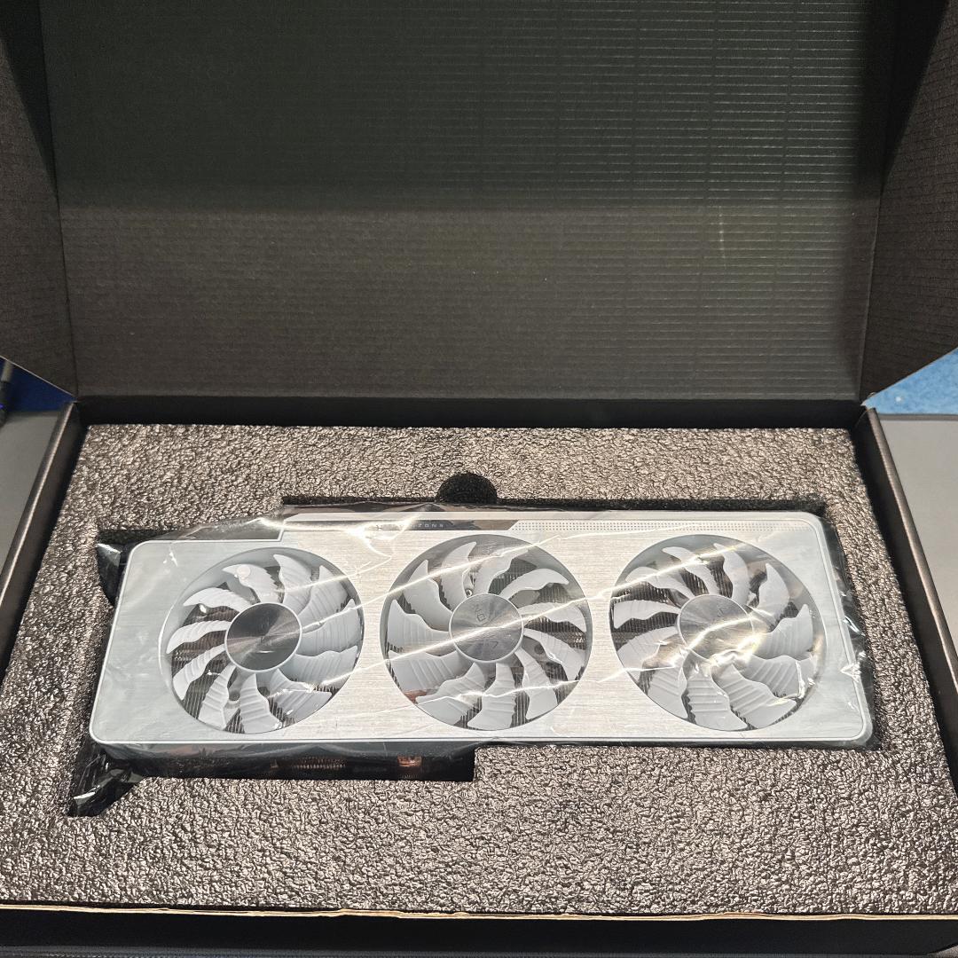 ま*や様 RTX3080Ti グラフィックボード GIGABYTE 白色 銀色