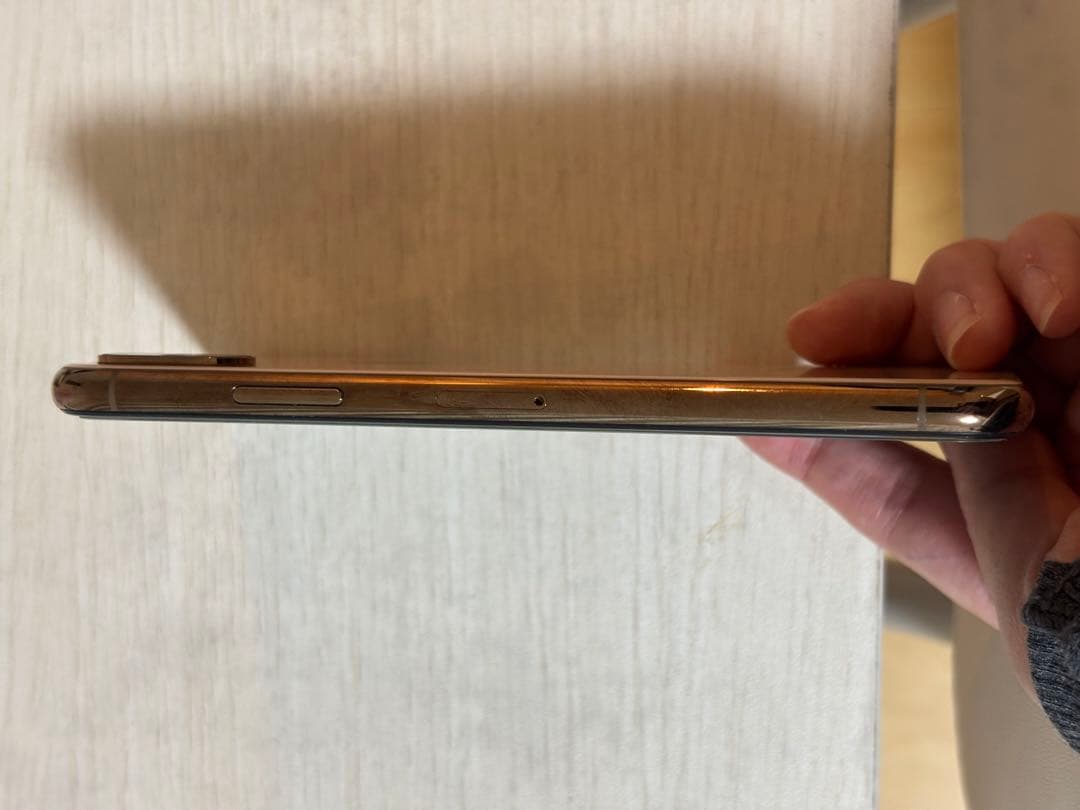 iPhone XS本体　ゴールド