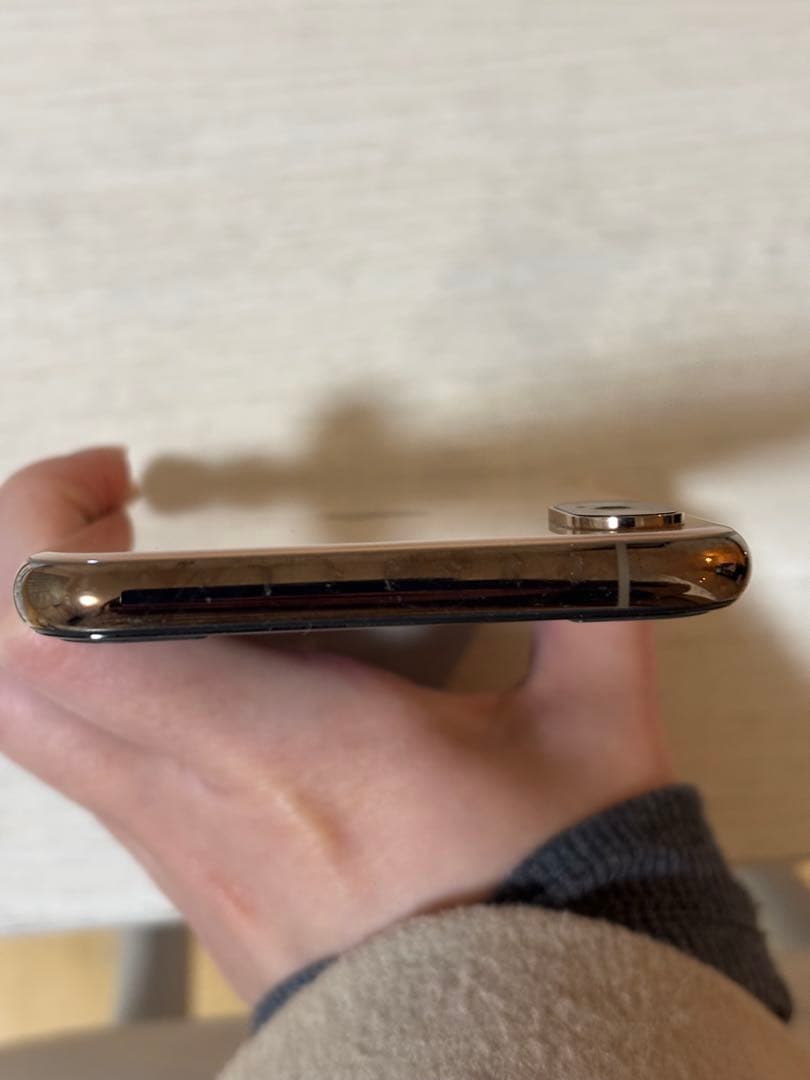 iPhone XS本体　ゴールド
