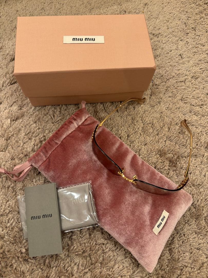 出品終了します。美品！！MIU MIU ゴールドフレーム サングラス