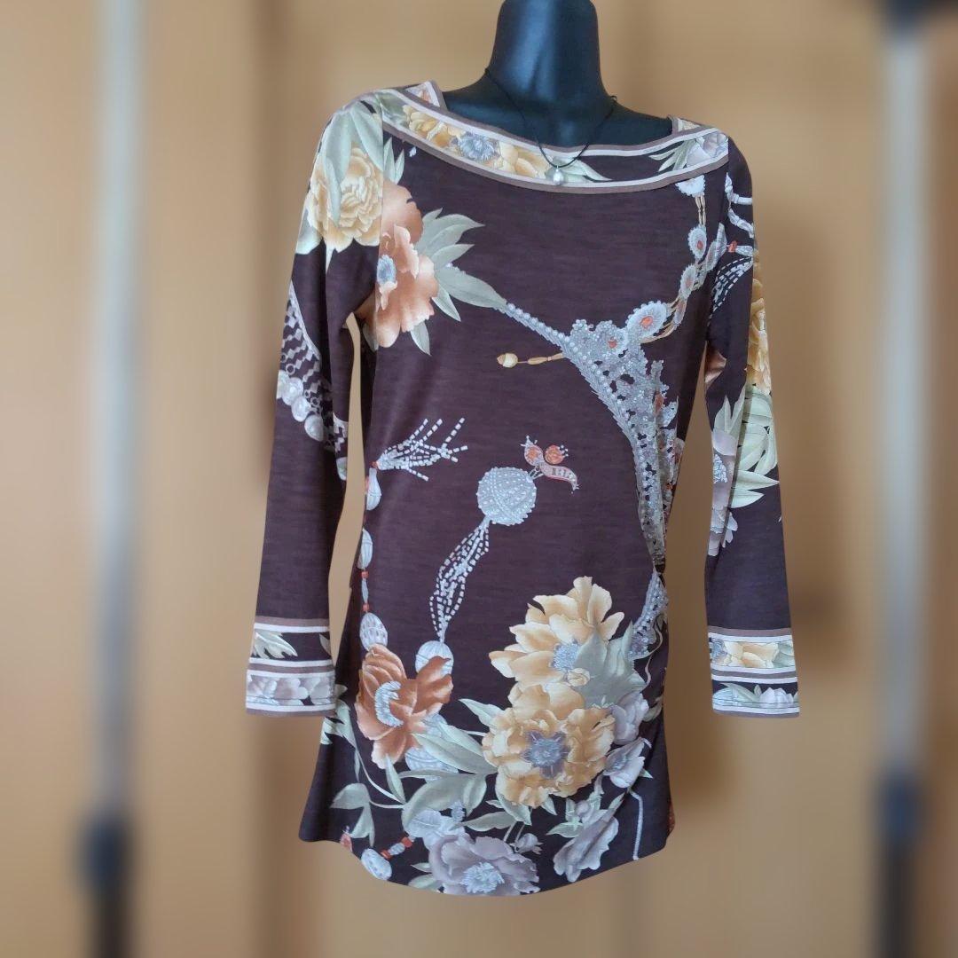 ロゴが入ったレオナールカットソー