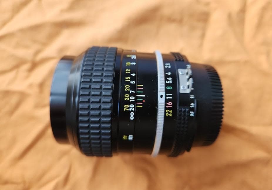 NIKKOR 105mm f/2.5 レンズ（中古）