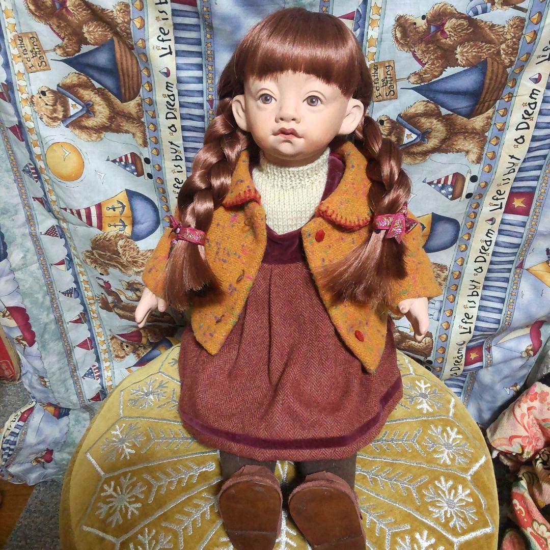 茶色の髪の人形 赤い服 創作人形