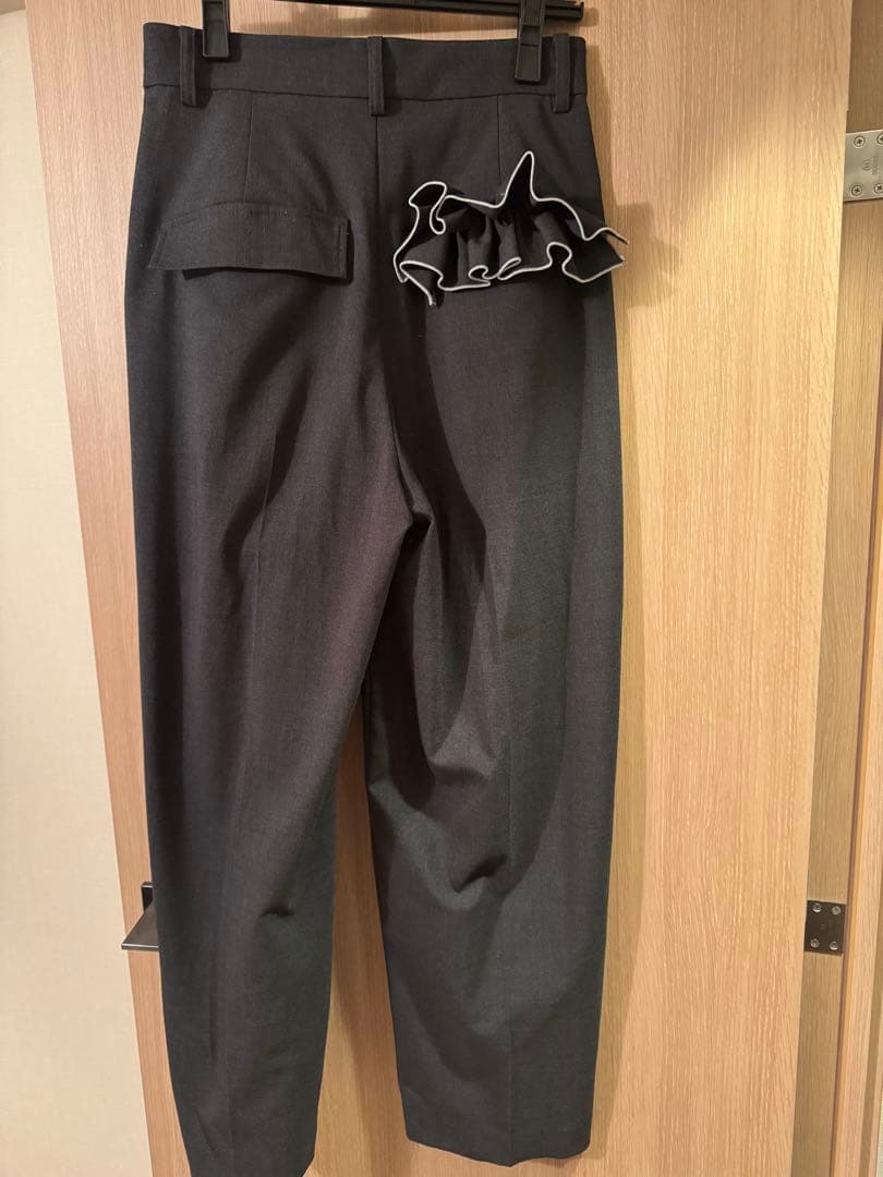 trefle+1 トレフルプラスワン　ポケットフリルパンツ　グレー　01