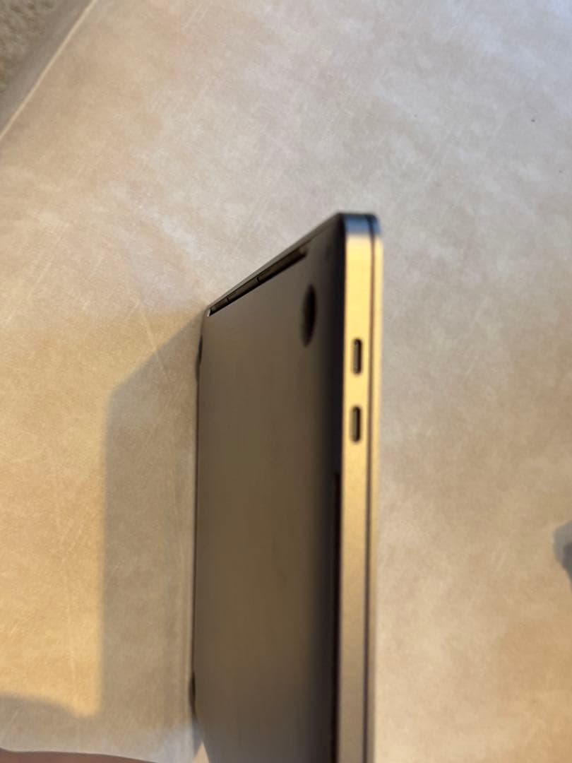 MacBook Pro 2019 13インチ メモリ4USBポート