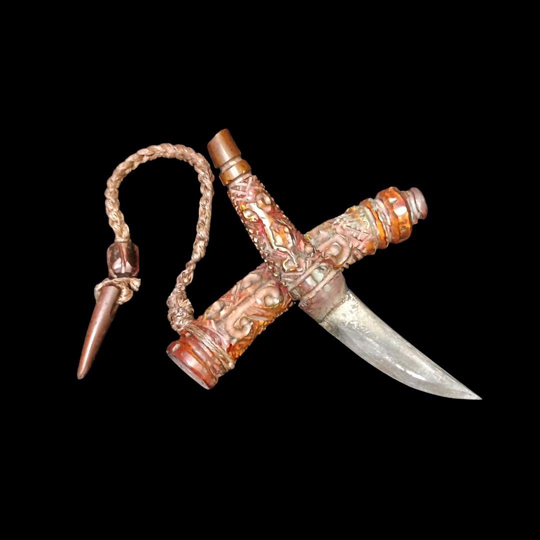 北海道アイヌ　メノコ　マキリ彫刻装飾の鹿骨製ナイフ