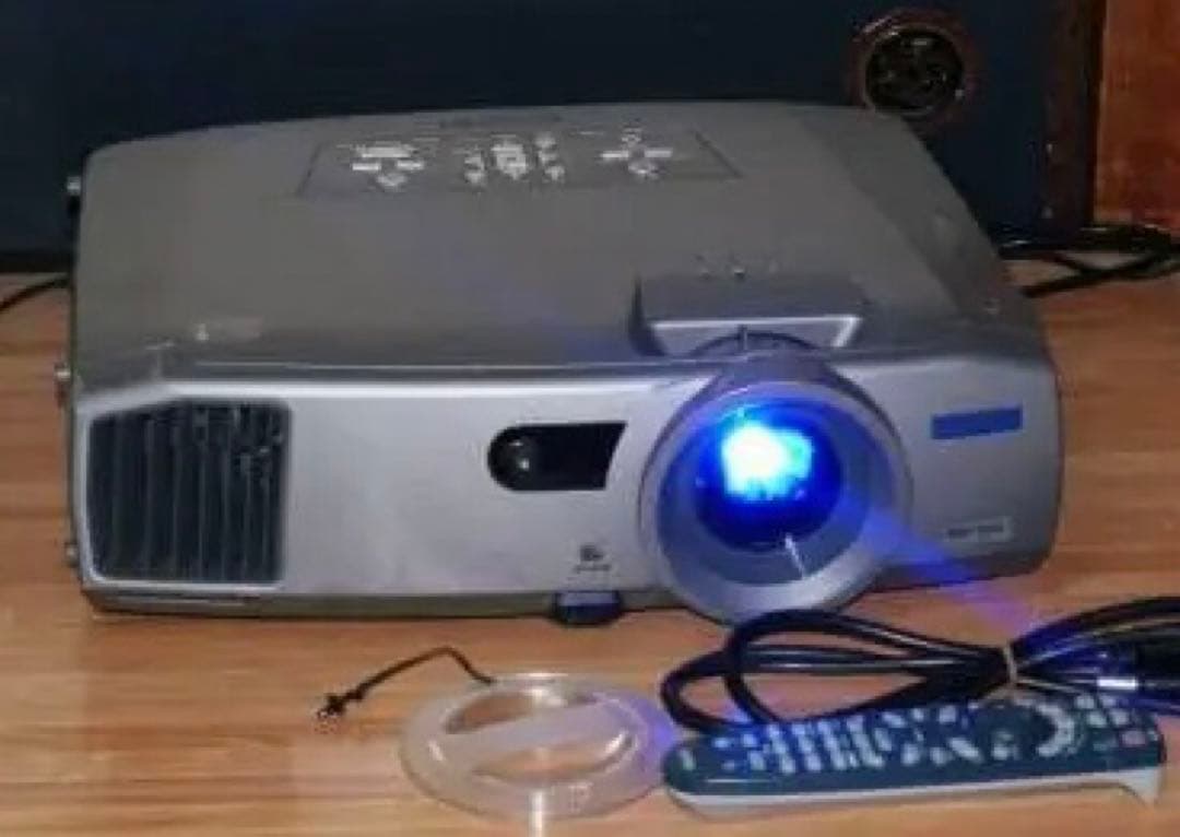 EPSON　プロジェクター EＭP-7850　★3500ルーメン★　動作確認済