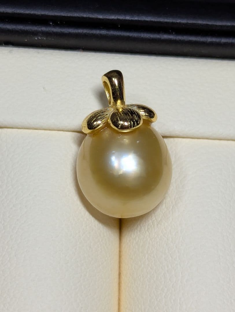 P46 南洋白蝶真珠　ゴールデンパール　SV ペンダントトップ