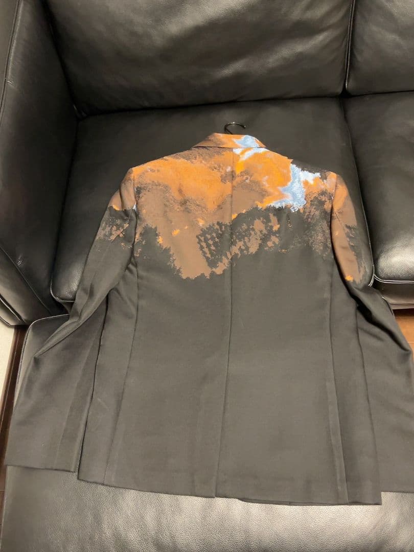 アート風テーラードジャケット 黒とオレンジ