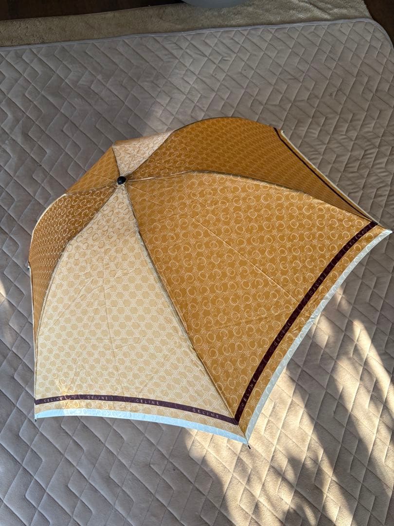 セリーヌ 折りたたみ傘 ベージュとブラウン デザイン